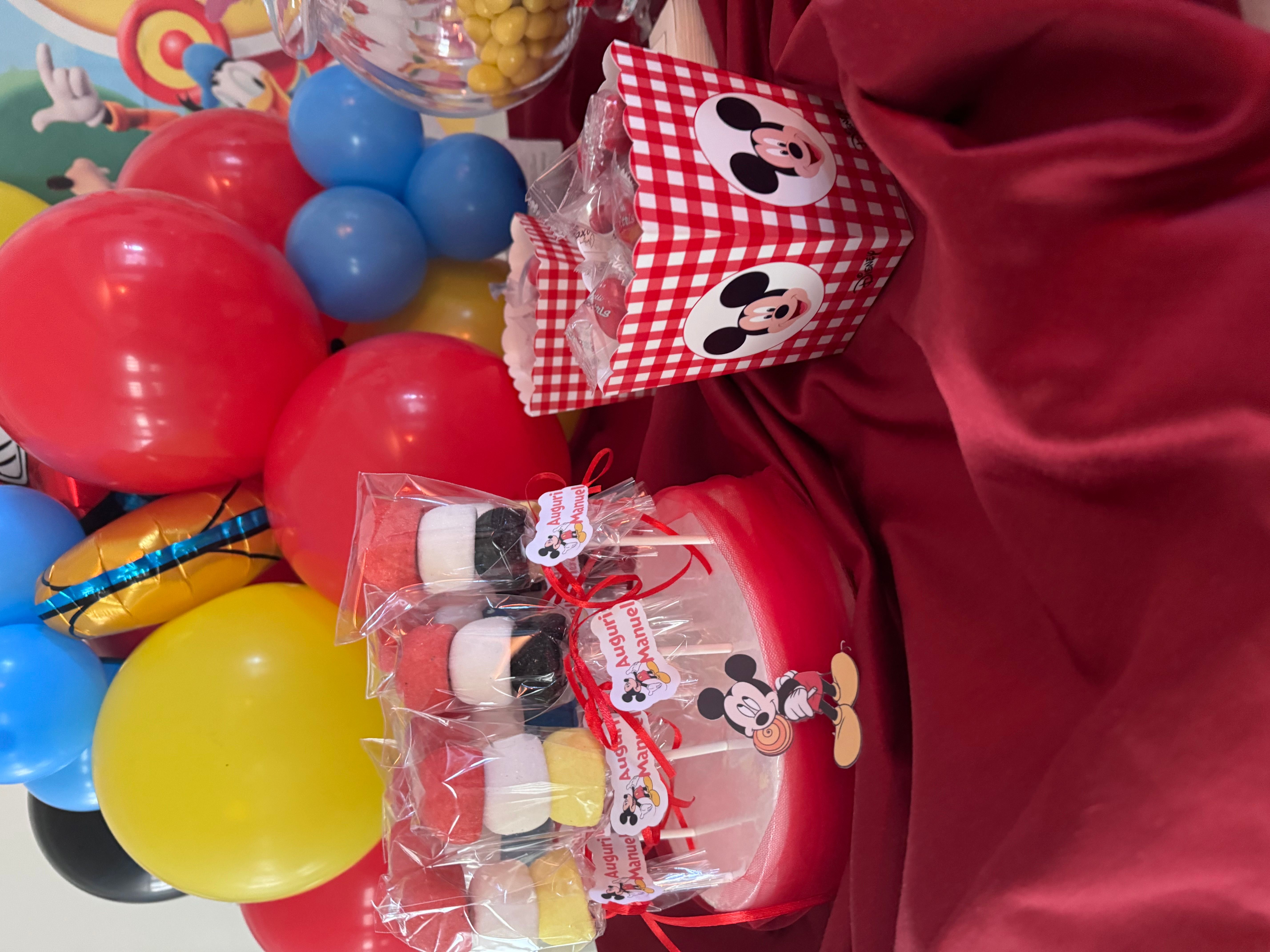 Allestimento Primo Compleanno Tema Topolino – Sweet Table Mickey Mouse con Balloon Art Colorata e Numero 1 Gigante