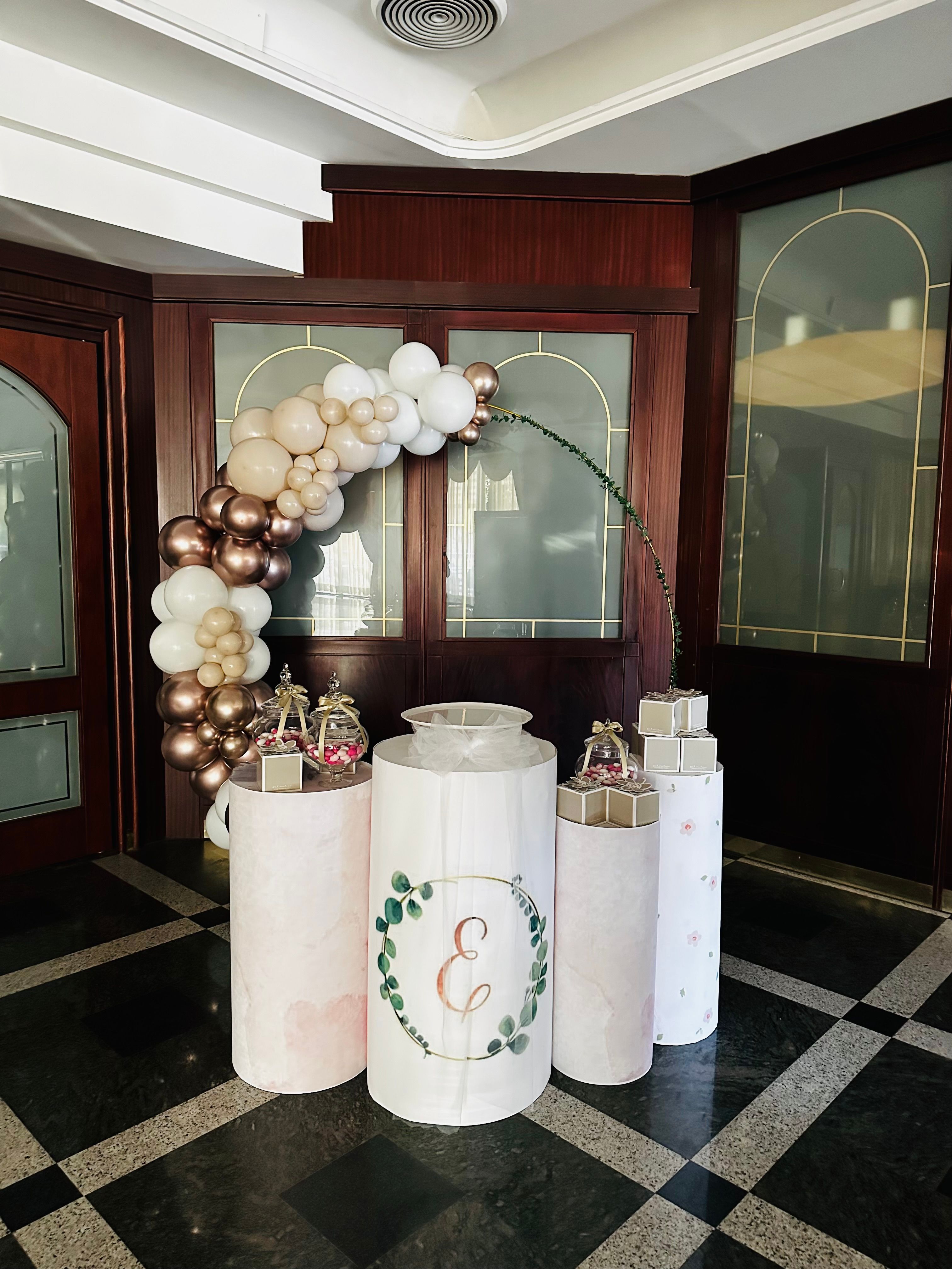 Allestimento Battesimo Elegante Beige e Oro – Balloon Arch Organico con Pedestal Personalizzati