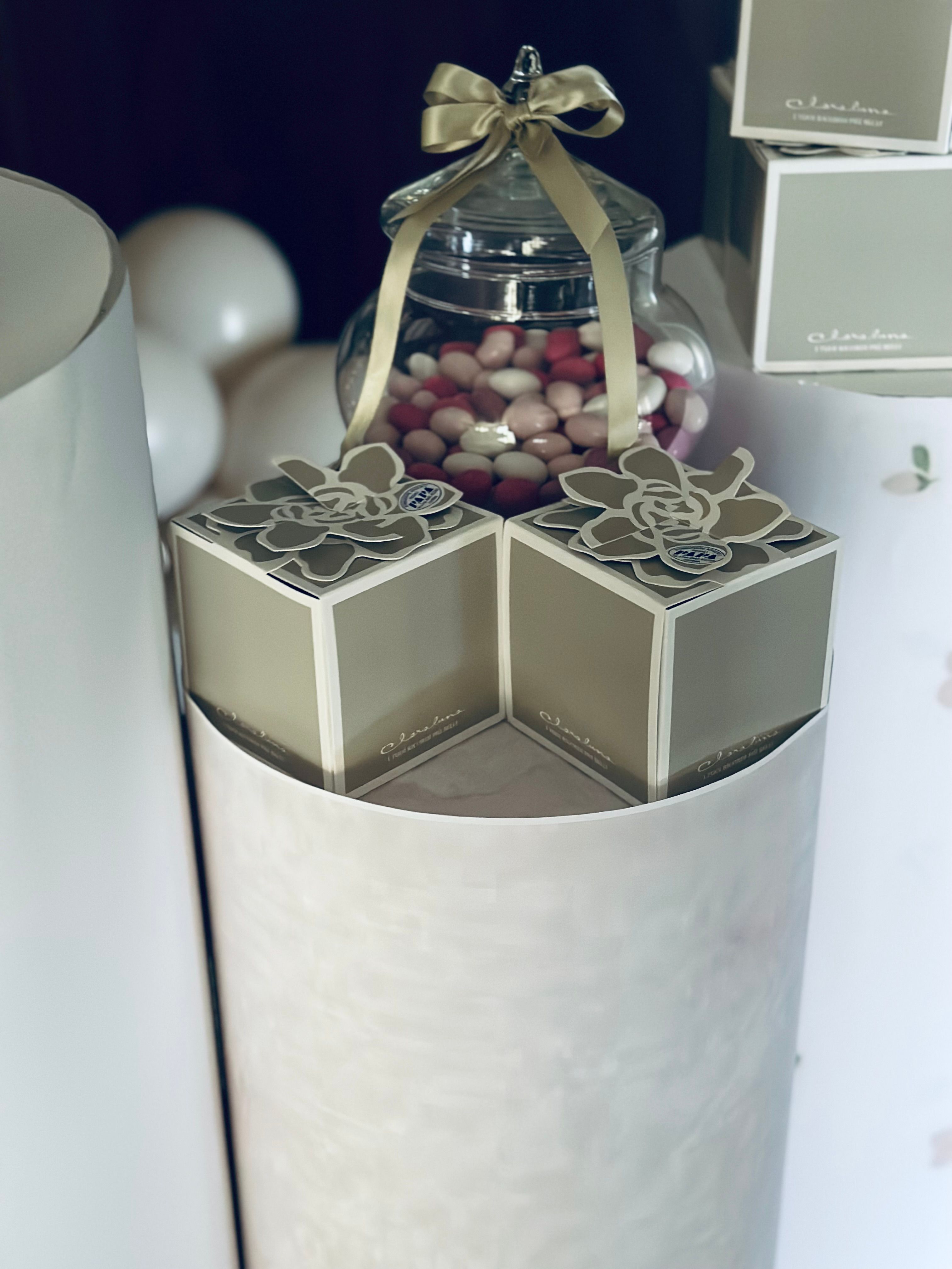 Allestimento Battesimo Elegante Beige e Oro – Balloon Arch Organico con Pedestal Personalizzati