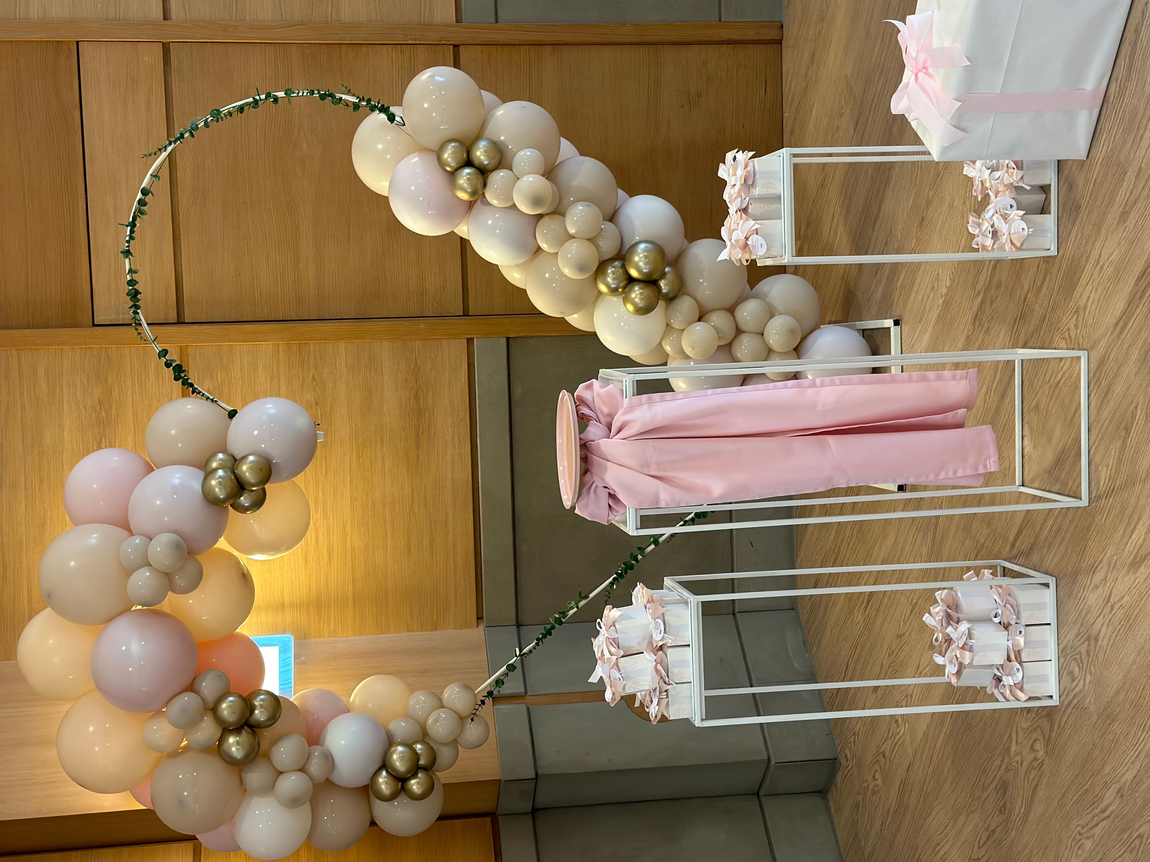 Allestimento Elegante Rosa Cipria e Oro – Balloon Arch Organico con Struttura Circolare e Gift Table