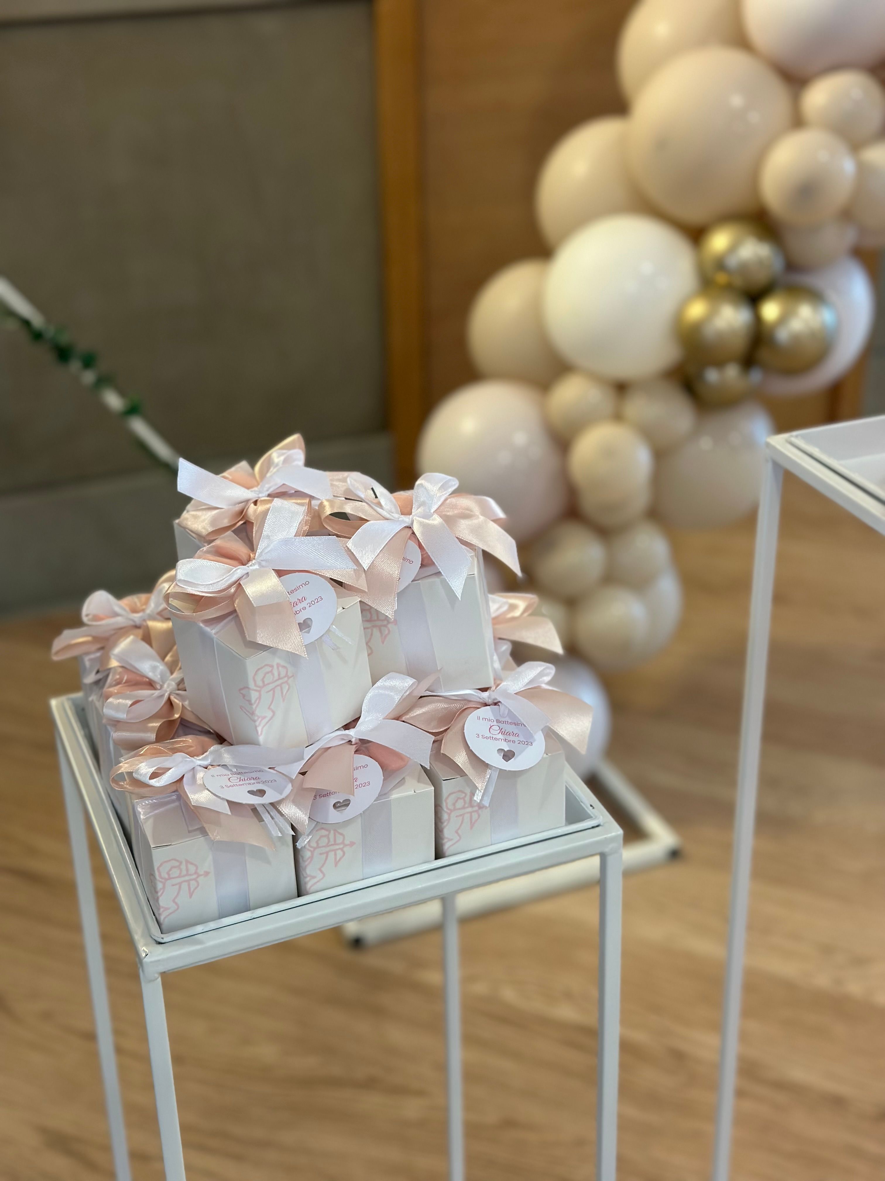 Allestimento Elegante Rosa Cipria e Oro – Balloon Arch Organico con Struttura Circolare e Gift Table