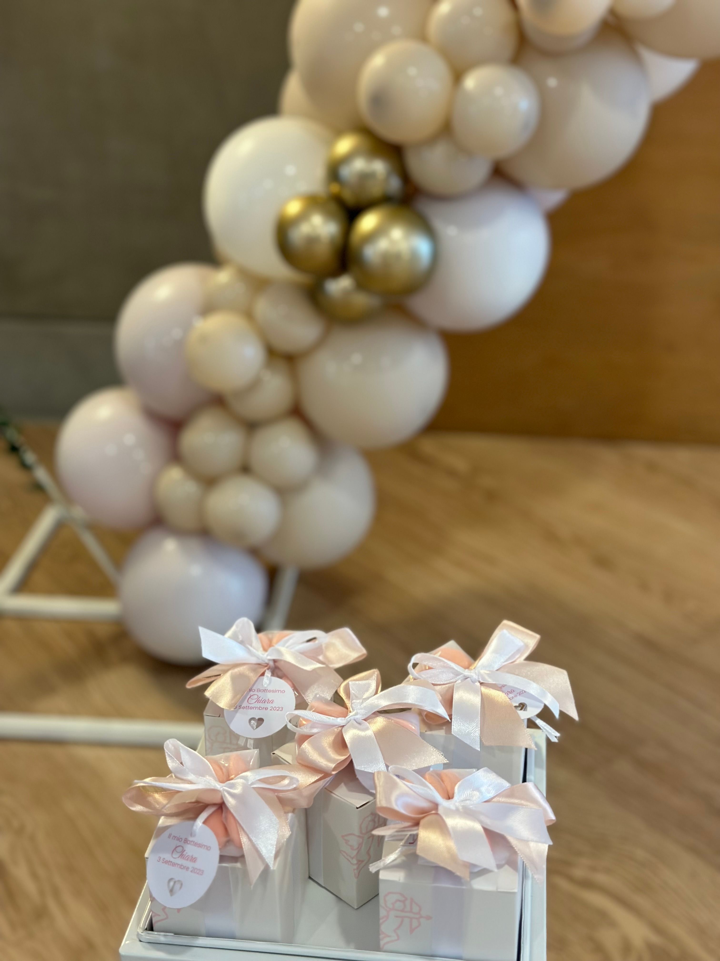 Allestimento Elegante Rosa Cipria e Oro – Balloon Arch Organico con Struttura Circolare e Gift Table