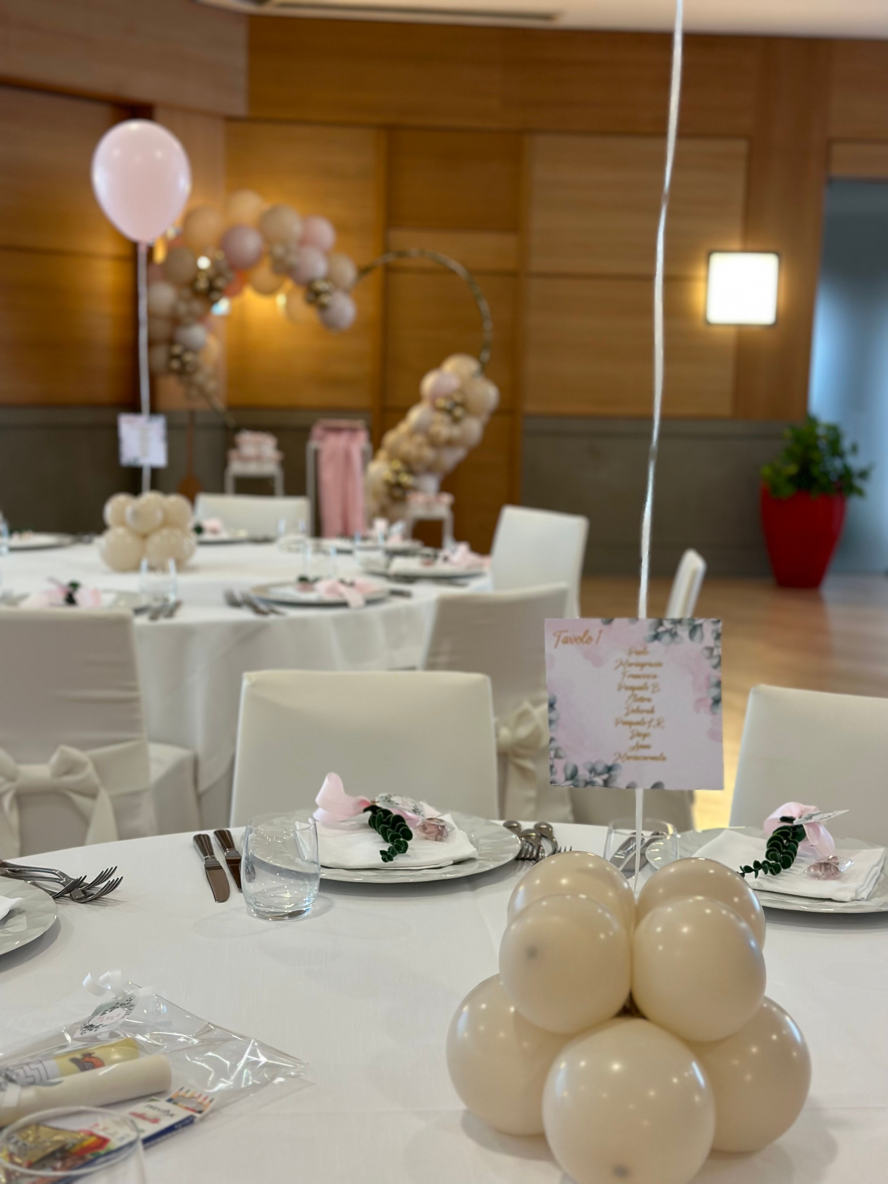 Allestimento Elegante Rosa Cipria e Oro – Balloon Arch Organico con Struttura Circolare e Gift Table