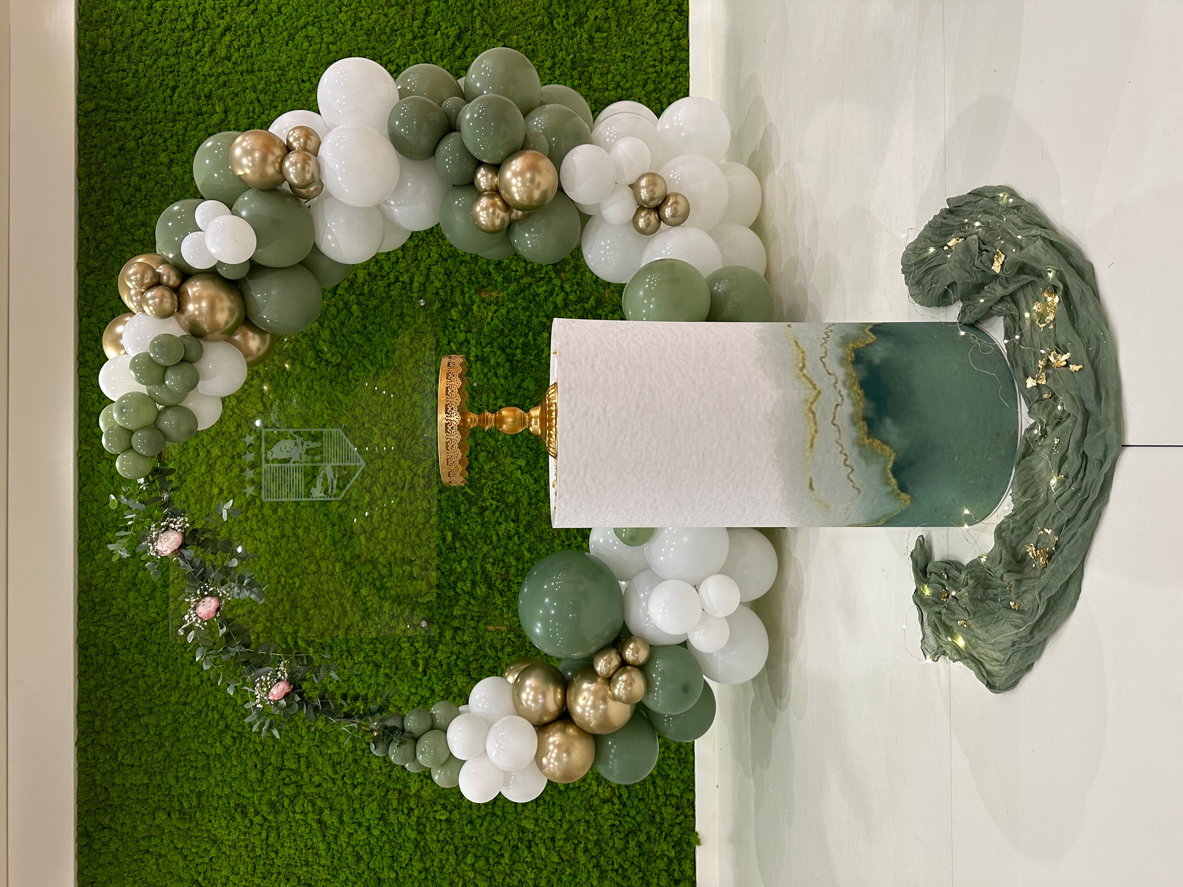Allestimento 18 Anni Elegante Verde Salvia e Oro Rosé – Balloon Arch Organico con Backdrop Green Wall