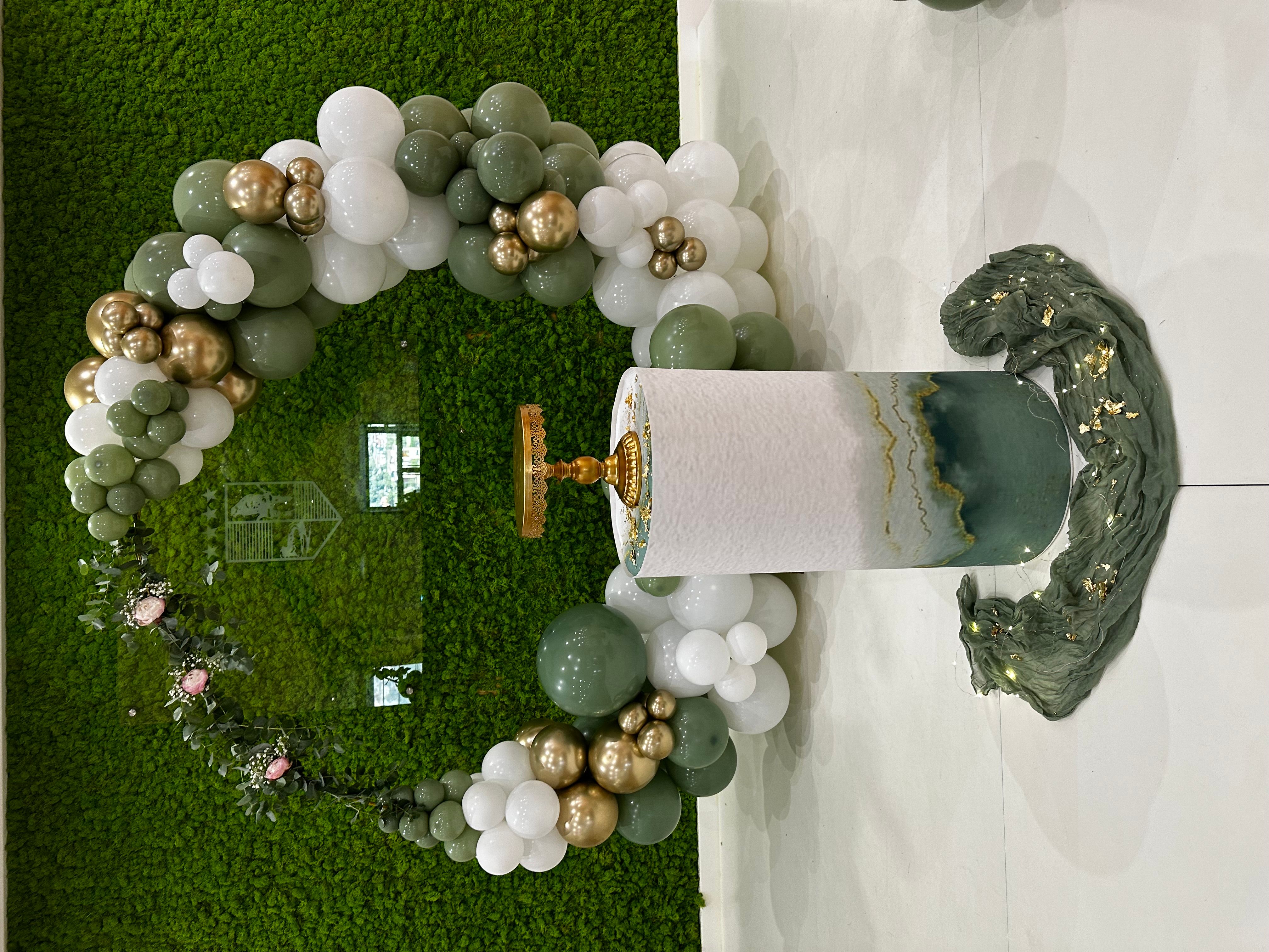 Allestimento 18 Anni Elegante Verde Salvia e Oro Rosé – Balloon Arch Organico con Backdrop Green Wall