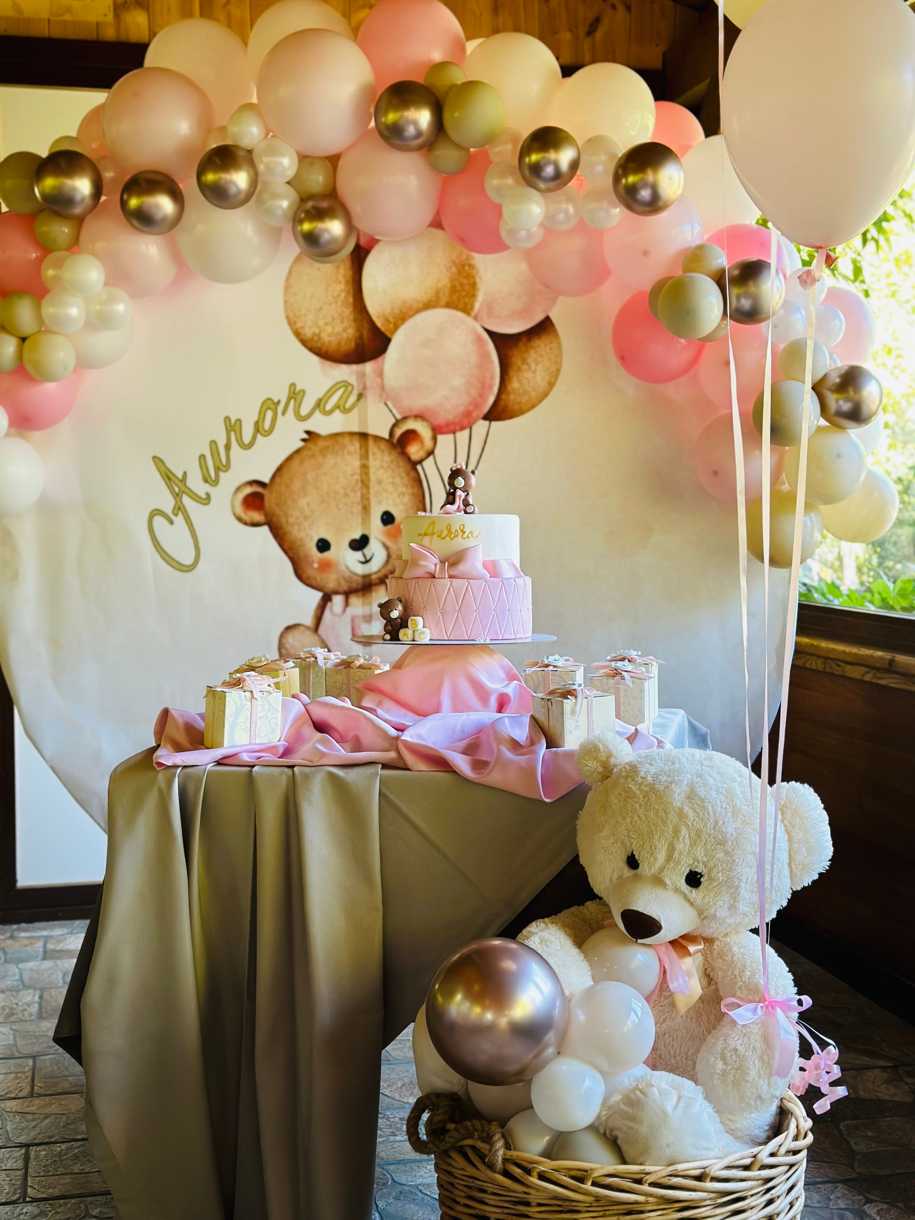Allestimento Battesimo Orsetto Rosa e Oro – Balloon Arch Organico con Backdrop Personalizzato