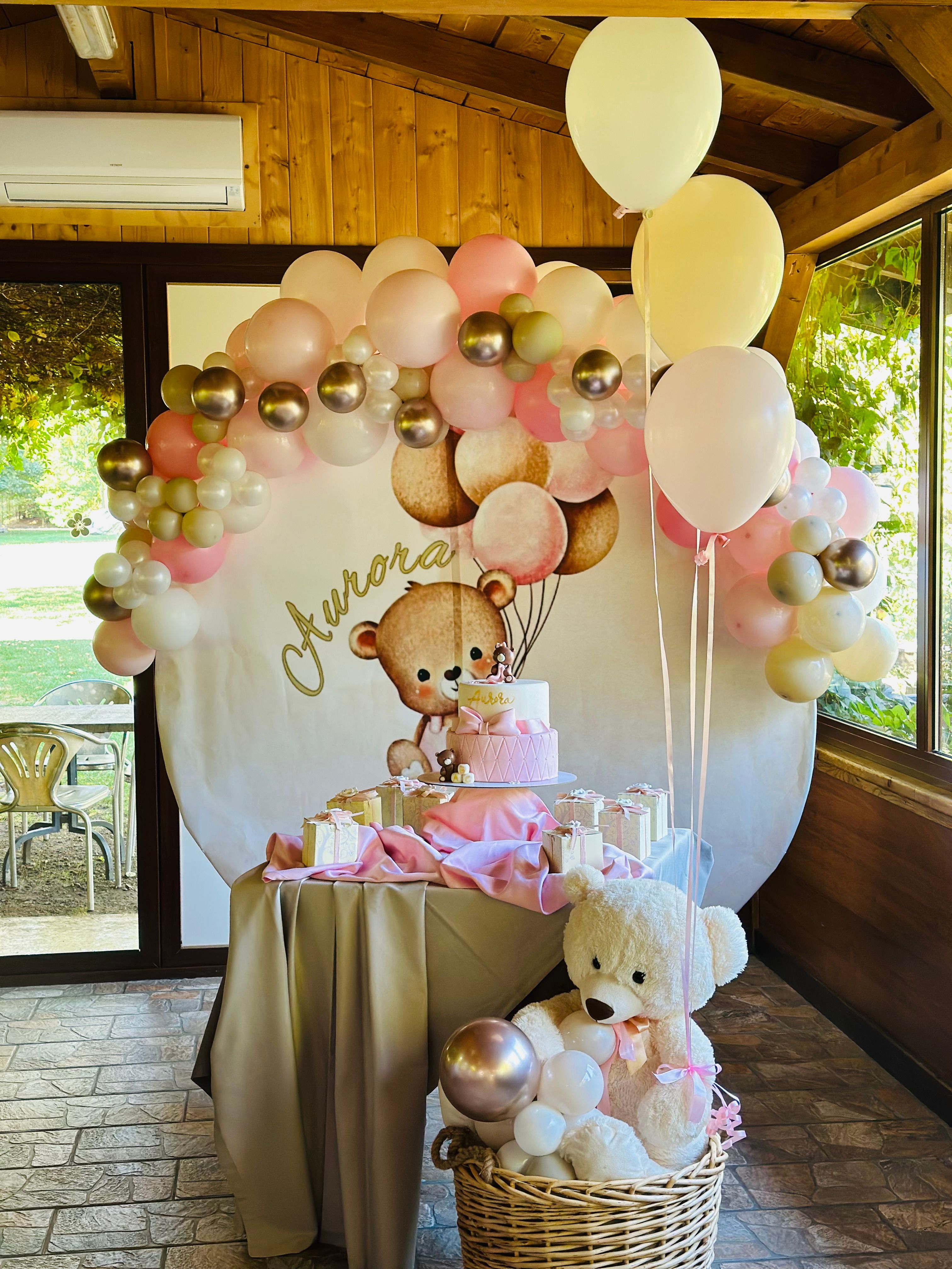 Allestimento Battesimo Orsetto Rosa e Oro – Balloon Arch Organico con Backdrop Personalizzato