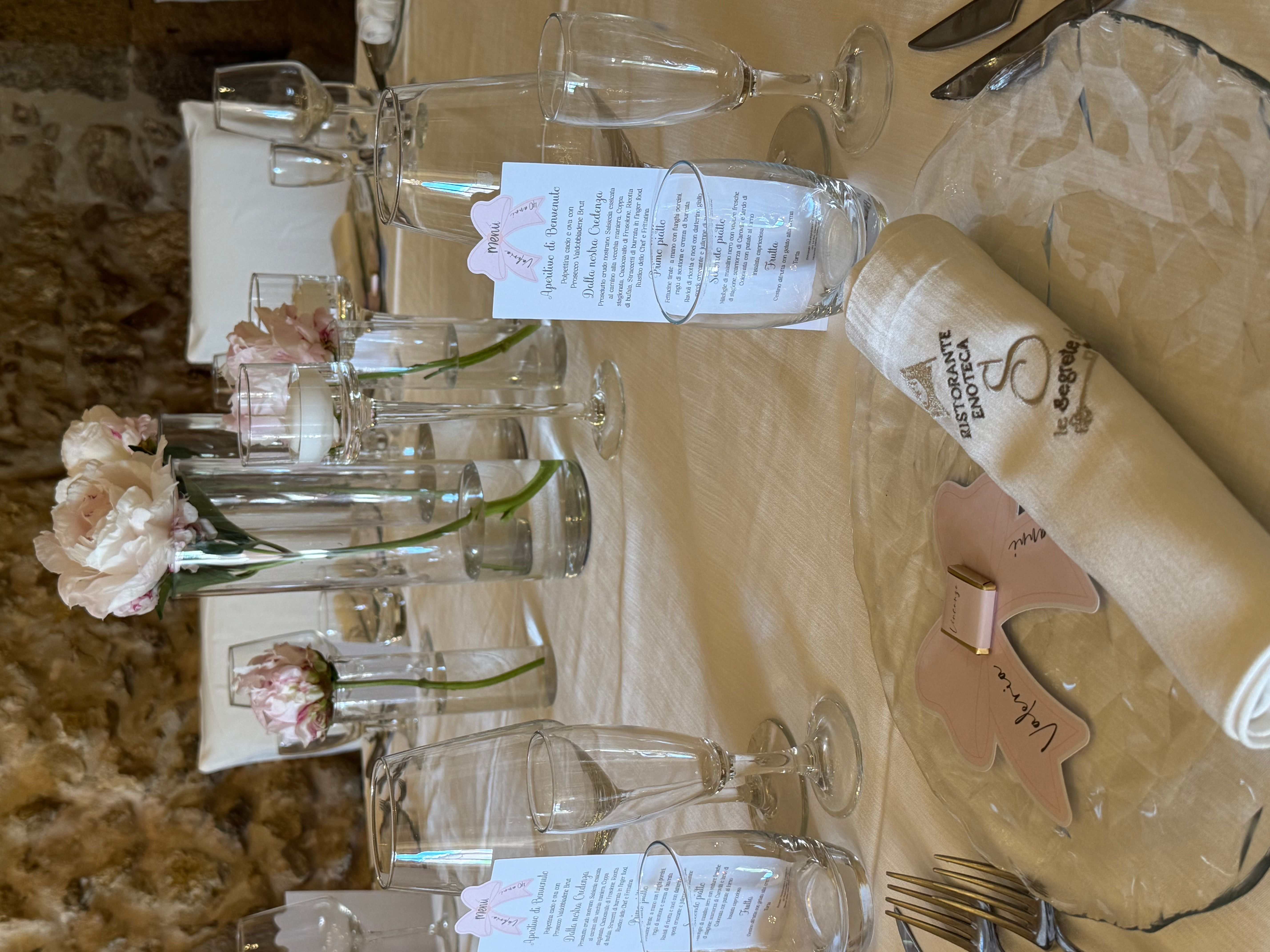 40 Anni Eleganti: Allestimento Oro e Bianco con Shimmer Wall, Fiori Giganti e Tableau Personalizzato