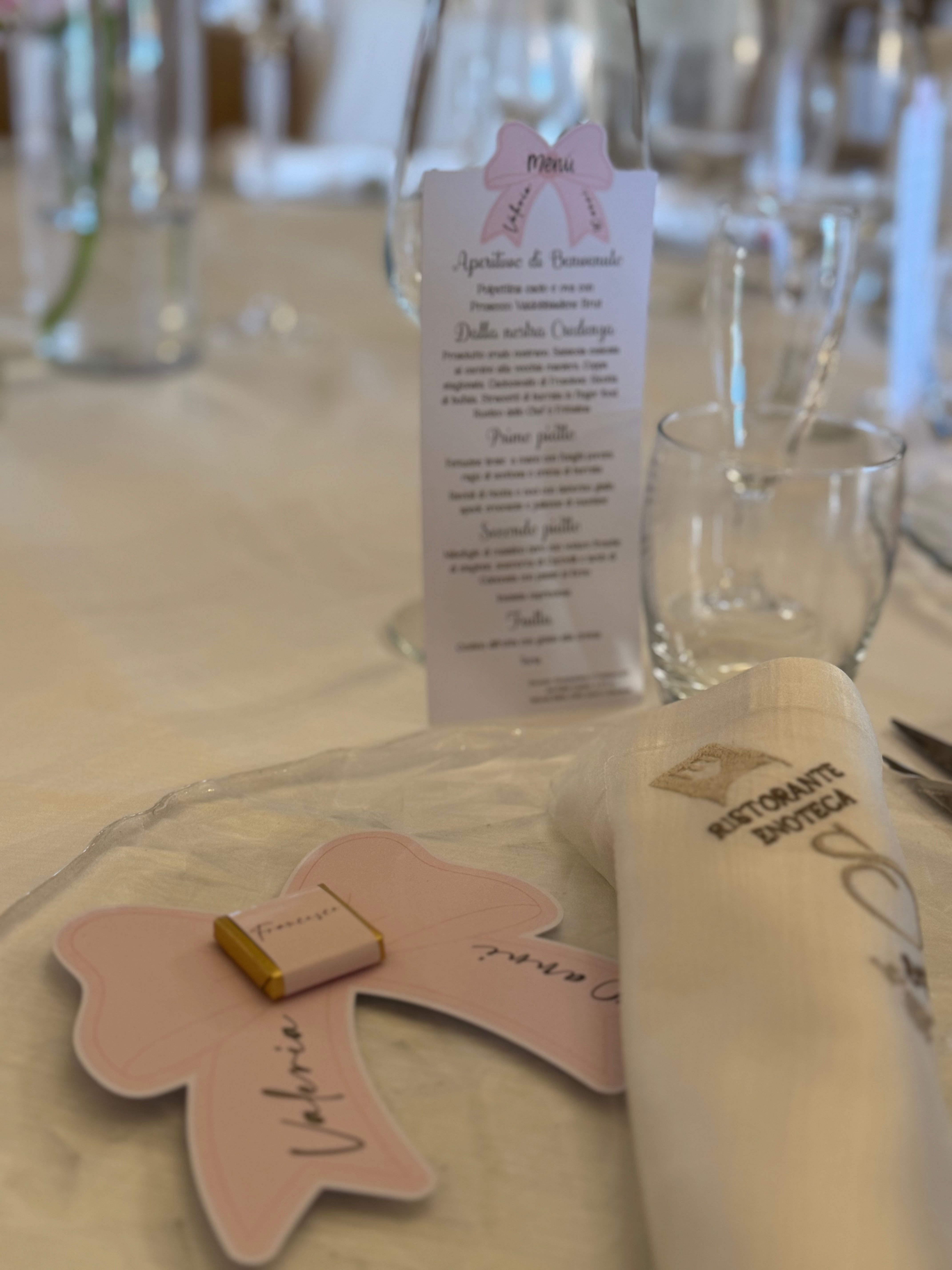 40 Anni Eleganti: Allestimento Oro e Bianco con Shimmer Wall, Fiori Giganti e Tableau Personalizzato