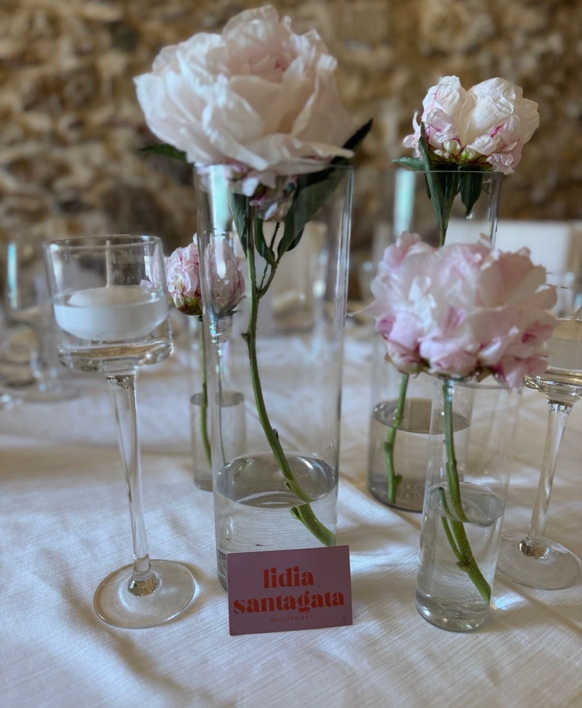 40 Anni Eleganti: Allestimento Oro e Bianco con Shimmer Wall, Fiori Giganti e Tableau Personalizzato