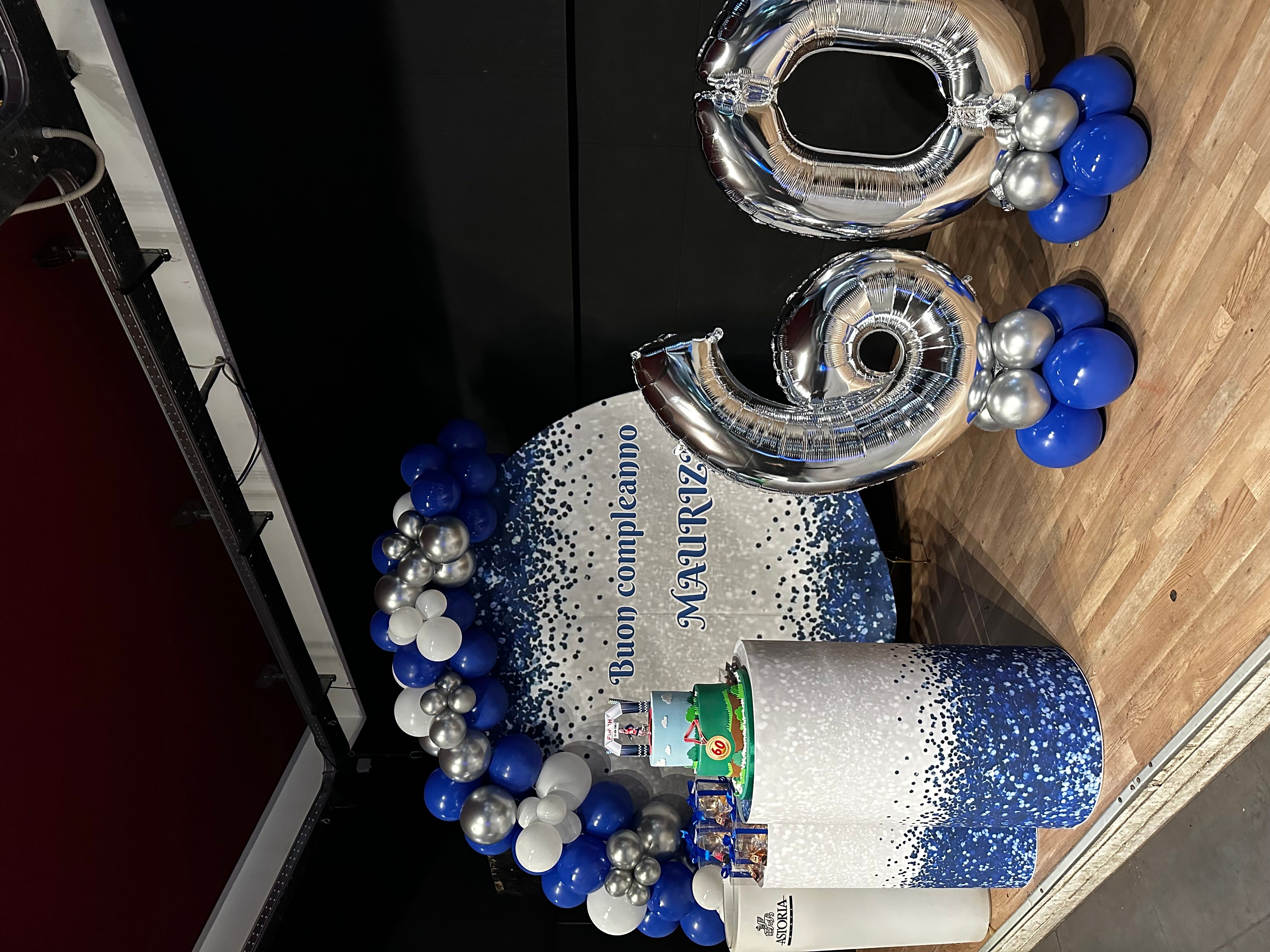 Allestimento 60 Anni Elegante Blu e Argento – Balloon Arch con Backdrop Personalizzato e Sweet Table