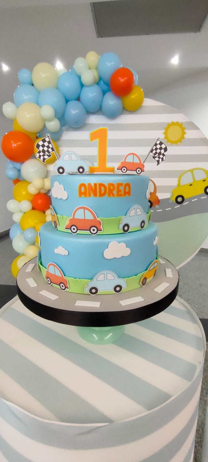 Allestimento Primo Compleanno Tema Macchinine – Balloon Arch Colorato con Backdrop Personalizzato e Numero 1 Decorato