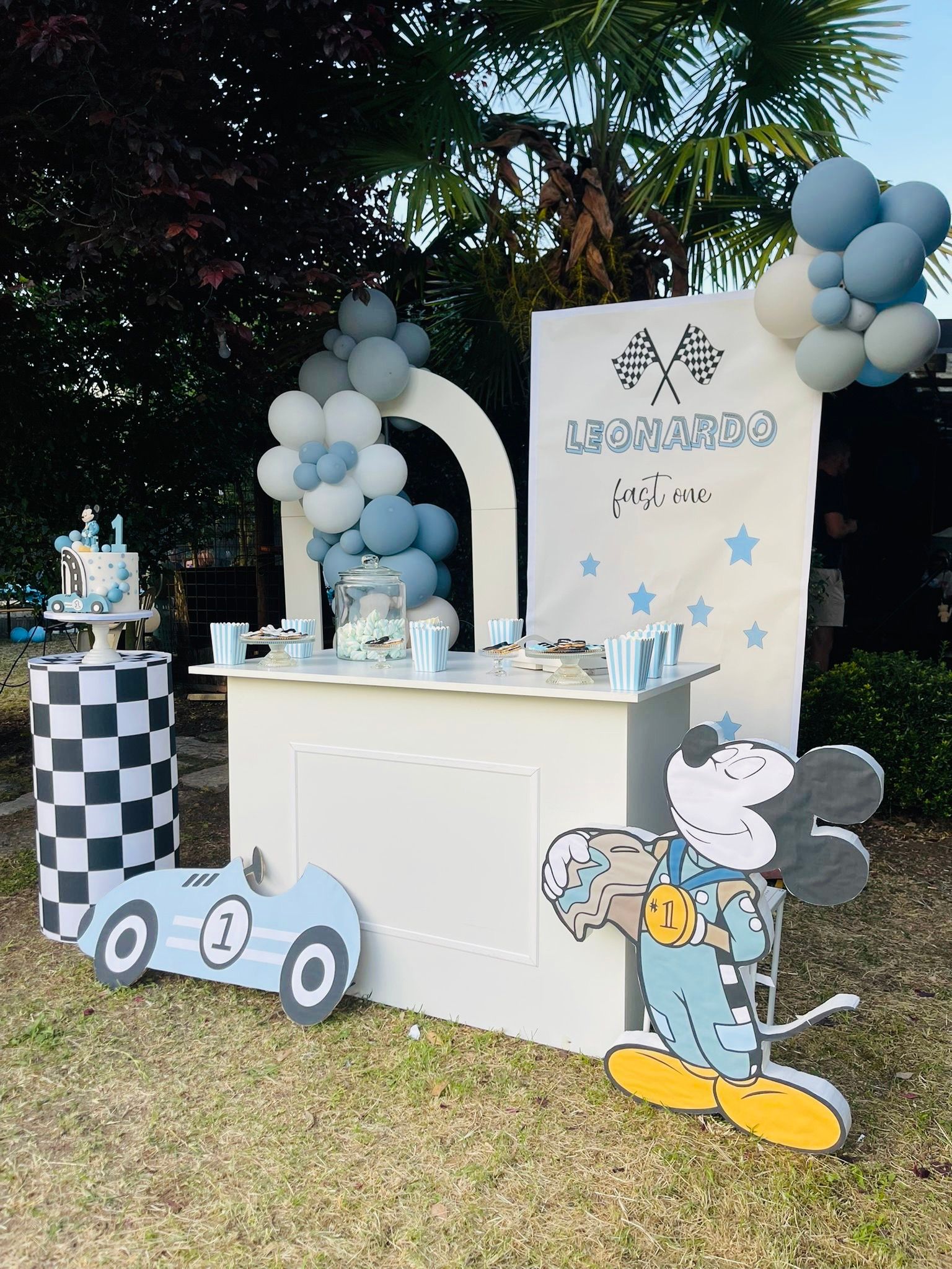 Allestimento Primo Compleanno Tema Mickey Mouse Racing – Sweet Table Fast One con Balloon Arch Celeste e Bianco