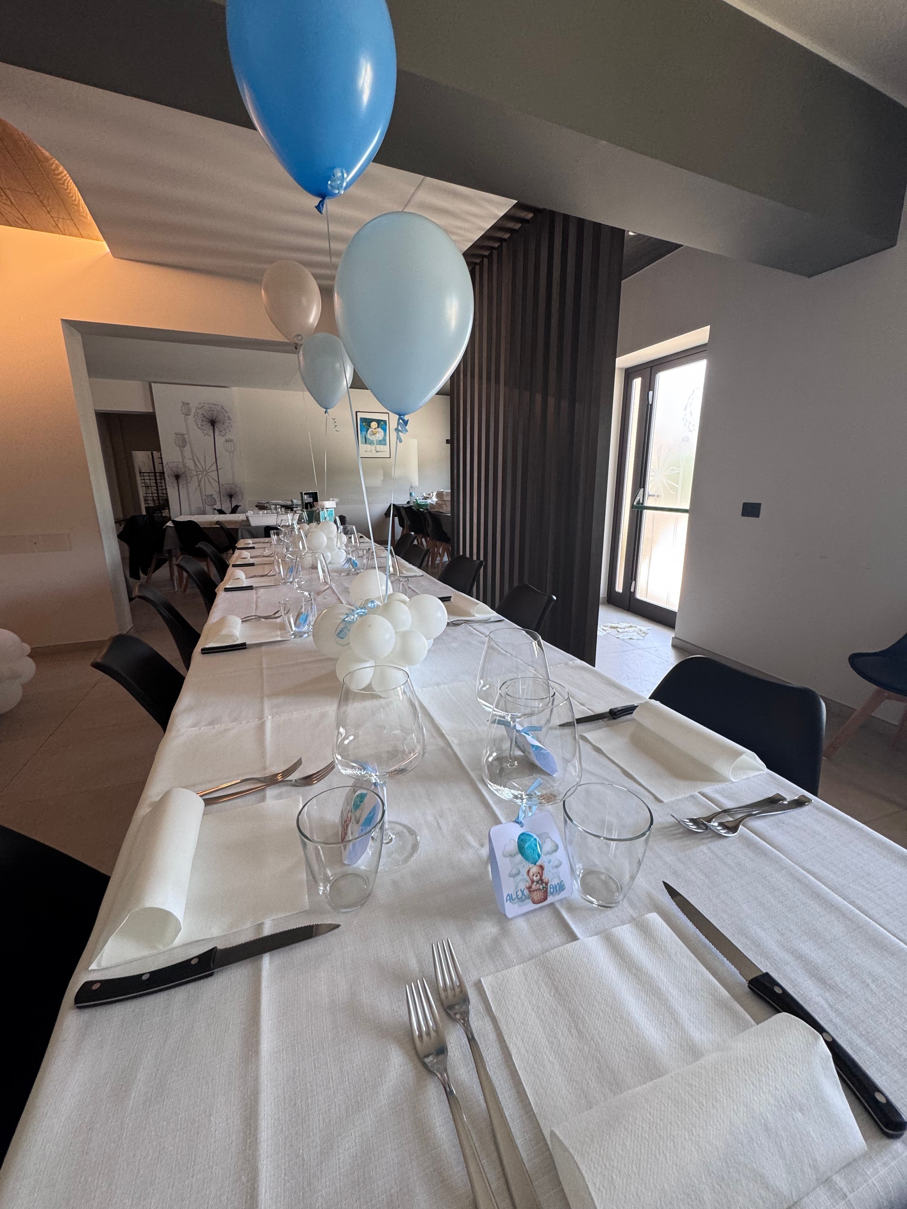 Allestimento Primo Compleanno Bimbo Azzurro – Orsetto, Palloncini e Tavolo Invitati Coordinato