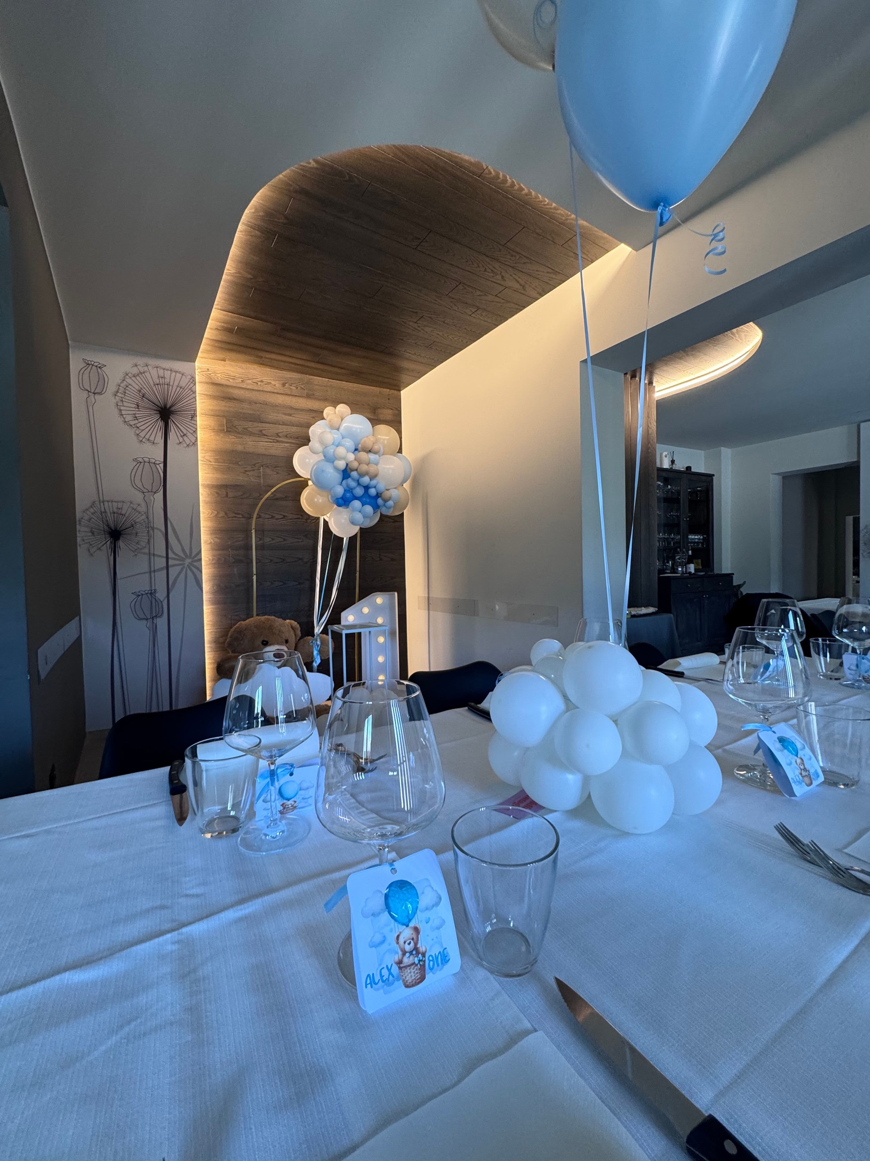 Allestimento Primo Compleanno Bimbo Azzurro – Orsetto, Palloncini e Tavolo Invitati Coordinato
