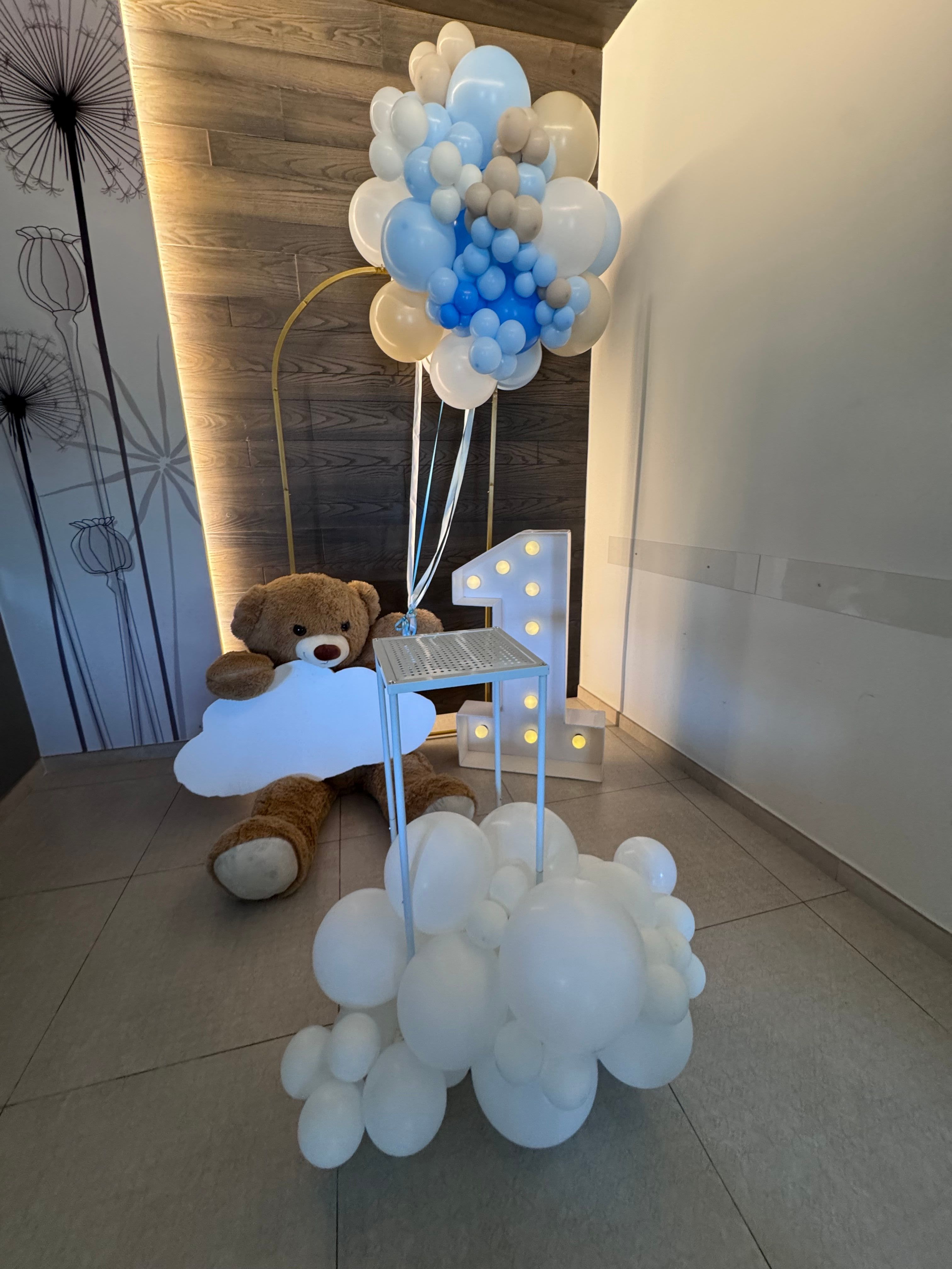 Allestimento Primo Compleanno Bimbo Azzurro – Orsetto, Palloncini e Tavolo Invitati Coordinato