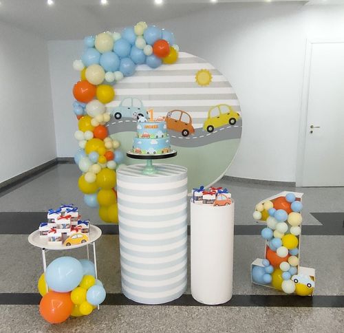 Allestimento Primo Compleanno Tema Macchinine – Balloon Arch Colorato con Backdrop Personalizzato e Numero 1 Decorato