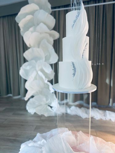 18 anni Allestimento 18 Anni Elegante Total White con Fiori Giganti, Tavolo Imperiale Rosa Cipria e Numero LED