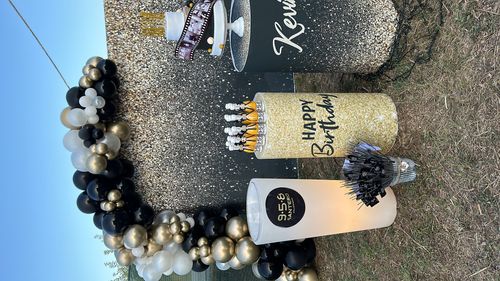 Allestimento 18 Anni Elegante Nero, Oro e Bianco con Balloon Arch Organico e Backdrop Glitter – Party Luxury Personalizzato