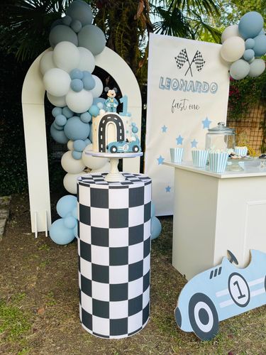 Allestimento Primo Compleanno Tema Mickey Mouse Racing – Sweet Table Fast One con Balloon Arch Celeste e Bianco