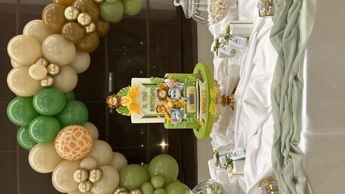 Allestimento Battesimo Tema Safari Elegante Verde e Oro – Balloon Arch Organico e Torta Scenografica Personalizzata