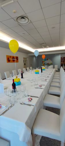 Allestimento Primo Compleanno Tema Macchinine – Balloon Arch Colorato con Backdrop Personalizzato e Numero 1 Decorato