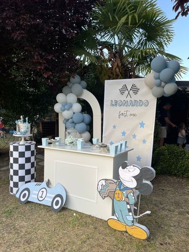Allestimento Primo Compleanno Tema Mickey Mouse Racing – Sweet Table Fast One con Balloon Arch Celeste e Bianco