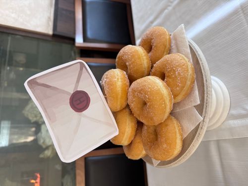 Allestimento Compleanno Harry Potter Elegante – Sweet Table a Tema con Balloon Bouquet Borgogna e Oro