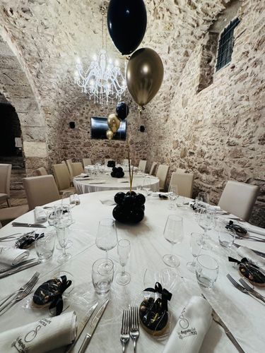 Allestimento Evento Elegante Black & Gold – Balloon Design con Mise en Place Luxury in Location raffinata