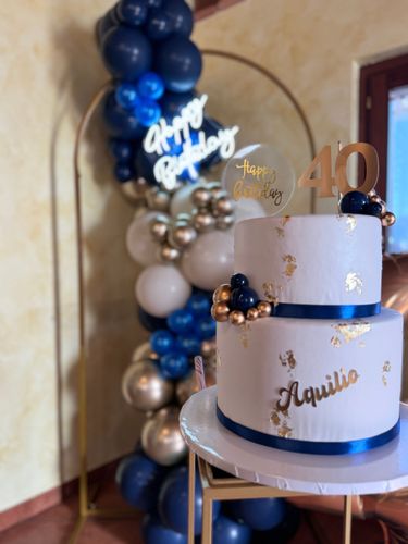 Allestimento 40 Anni Elegante Blu e Oro – Balloon Design Luxury con Confettata e Tavolo Coordinato