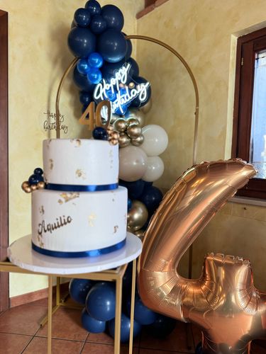 Allestimento 40 Anni Elegante Blu e Oro – Balloon Design Luxury con Confettata e Tavolo Coordinato