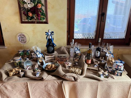 Allestimento 40 Anni Elegante Blu e Oro – Balloon Design Luxury con Confettata e Tavolo Coordinato