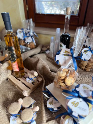 Allestimento 40 Anni Elegante Blu e Oro – Balloon Design Luxury con Confettata e Tavolo Coordinato