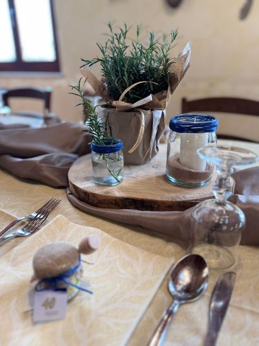 Allestimento 40 Anni Elegante Blu e Oro – Balloon Design Luxury con Confettata e Tavolo Coordinato