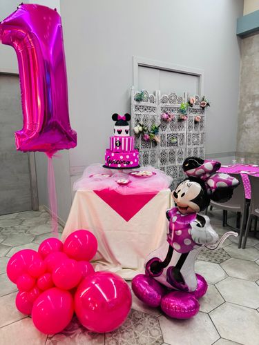 Allestimento Primo Compleanno Minnie Rosa – Balloon Party Elegante con Tavolo Torta e Sala Coordinata
