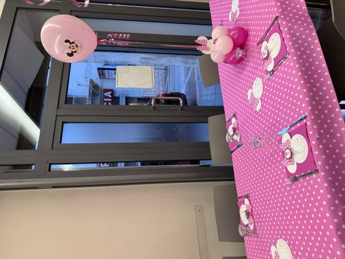 Allestimento Primo Compleanno Minnie Rosa – Balloon Party Elegante con Tavolo Torta e Sala Coordinata