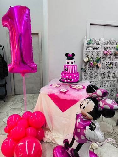 Allestimento Primo Compleanno Minnie Rosa – Balloon Party Elegante con Tavolo Torta e Sala Coordinata