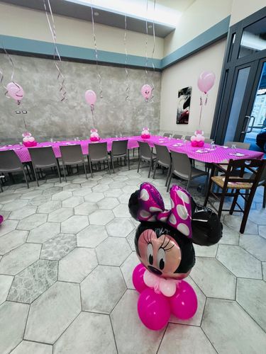 Allestimento Primo Compleanno Minnie Rosa – Balloon Party Elegante con Tavolo Torta e Sala Coordinata