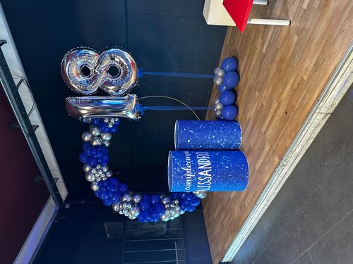 Allestimento 18 Anni Blu e Argento – Balloon Arch Moderna con Numero e Cilindri Personalizzati
