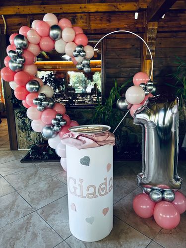 Allestimento 1° Compleanno Rosa e Argento – Balloon Arch Elegante con Numero e Mise en Place Coordinata