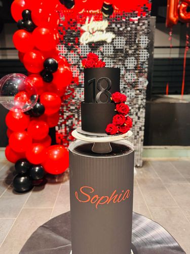 Allestimento 18 Anni Rosso e Nero – Balloon Arch Glam con Shimmer Wall e Cake Design Elegante
