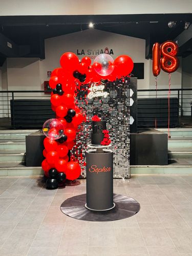 Allestimento 18 Anni Rosso e Nero – Balloon Arch Glam con Shimmer Wall e Cake Design Elegante