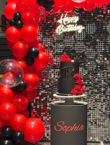 Allestimento 18 Anni Rosso e Nero – Balloon Arch Glam con Shimmer Wall e Cake Design Elegante