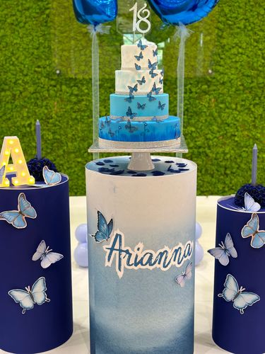 Allestimento 18 Anni Elegante Blu e Argento con Balloon Columns e Backdrop Verde – Decorazione Luxury con Farfalle