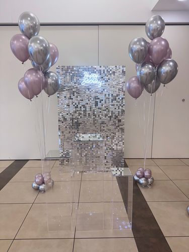 Allestimento 18 Anni Elegante Rosa Cipria e Argento – Shimmer Wall e Mise en Place Luxury