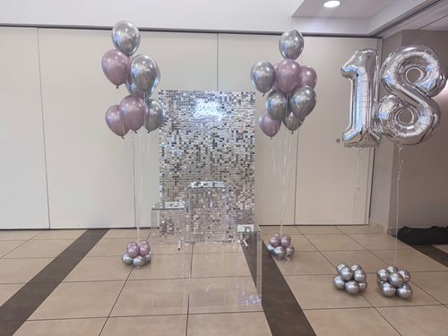 Allestimento 18 Anni Elegante Rosa Cipria e Argento – Shimmer Wall e Mise en Place Luxury