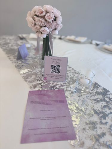 Allestimento 18 Anni Elegante Rosa Cipria e Argento – Shimmer Wall e Mise en Place Luxury