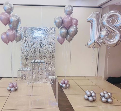 Allestimento 18 Anni Elegante Rosa Cipria e Argento – Shimmer Wall e Mise en Place Luxury