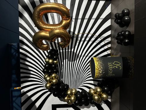 Allestimento 30 Anni Black & Gold Luxury – Balloon Arch con Backdrop Optical e Party Night Setup