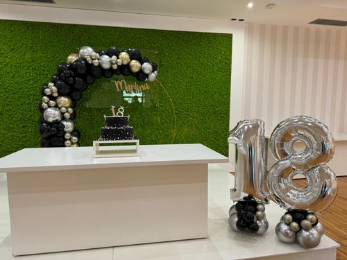 llestimento 18 Anni Luxury Nero e Oro con Balloon Arch Organico e Backdrop Verde – Decorazione Elegante Personalizzata